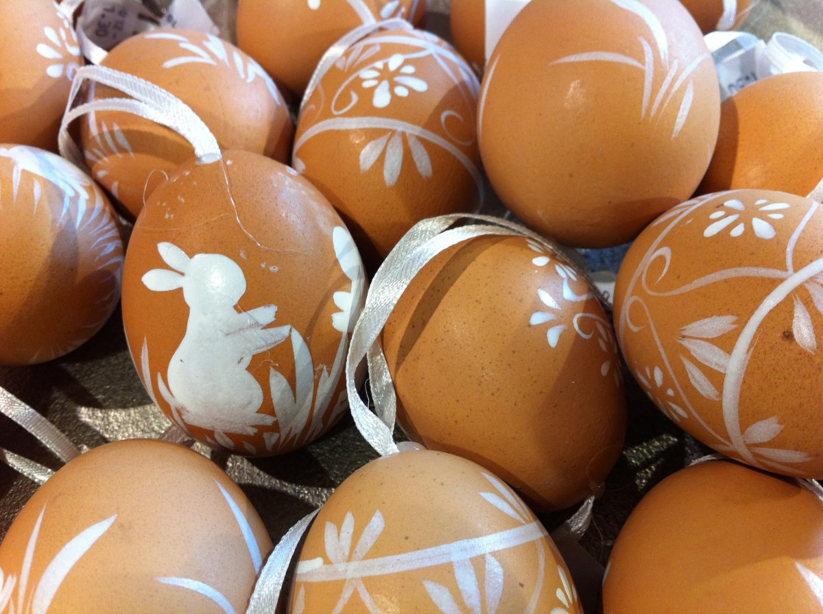 Mit Ostern, dem christlichen Fest der Auferstehung, begrüßen wir alljährlich auch die wieder erwachte Natur. Und die zeigt sich gerade jetzt in ihrer bunten Vielfalt.
